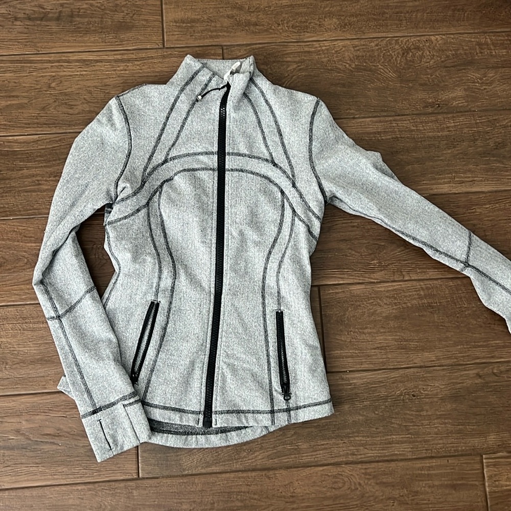 Lululemon define jacket size 8 black, and white pattern